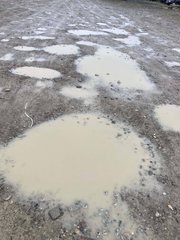 Foto. Rromii din Humulești cer asfalt. „De peste 30 de ani, strada noastră nu are asfalt”