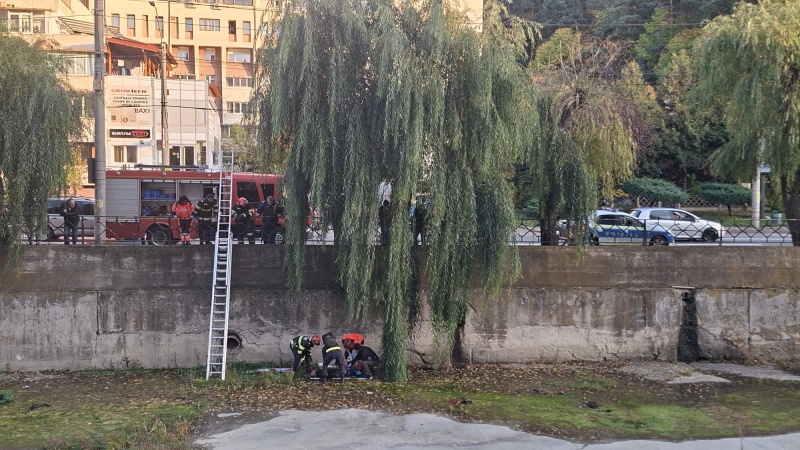 FOTO. Intervenție a ISU Neamț pentru salvarea unui bărbat căzut în albia Râului Cuejdi