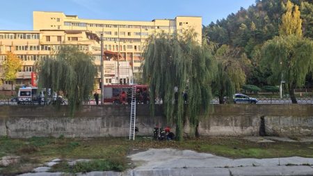 Echipaj ISU intervenind la malul Râului Cuejdi pentru salvare.
