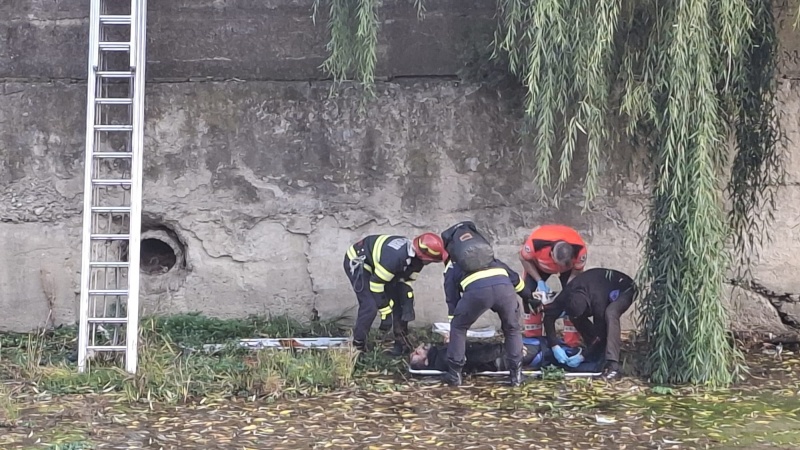 FOTO. Intervenție a ISU Neamț pentru salvarea unui bărbat căzut în albia Râului Cuejdi