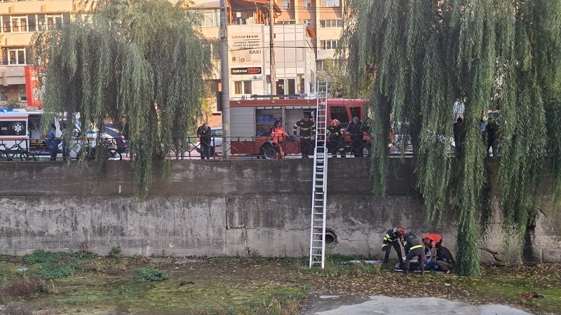 FOTO. Intervenție a ISU Neamț pentru salvarea unui bărbat căzut în albia Râului Cuejdi