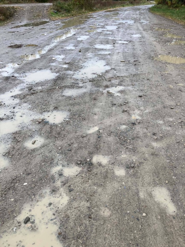 Foto. Rromii din Humulești cer asfalt. „De peste 30 de ani, strada noastră nu are asfalt”