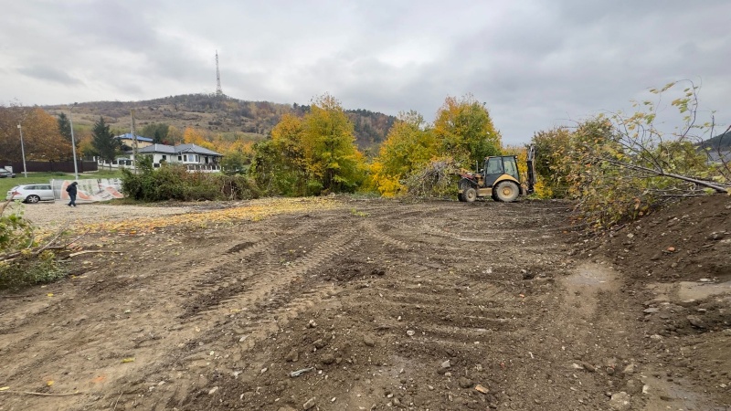 FOTO. Spitalul de paliație din Piatra-Neamț, investiție de 4,6 milioane de euro. Au debutat lucrările la noul centru medical 4 Șantier cu echipamente și teren pregătit pentru noul centru medical în Piatra-Neamț.