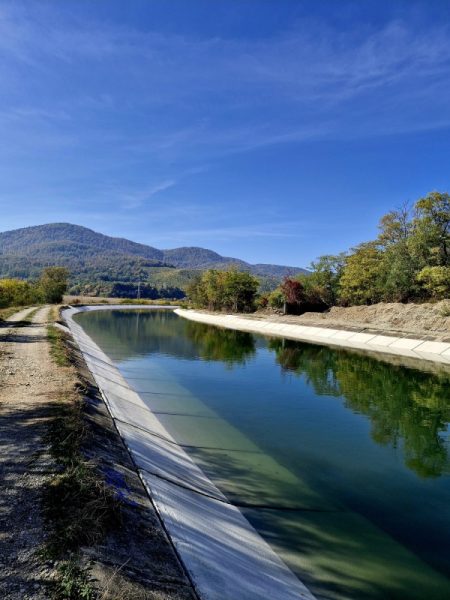 Infiltrații de apă în Piatra-Neamț lângă canalul CHE Vânători: pompierii au fost chemați prin 112, prefectura a convocat Grupul de Suport Tehnic