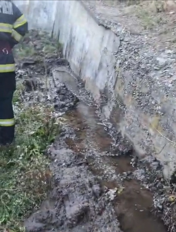 Infiltrații de apă în Piatra-Neamț lângă canalul CHE Vânători: pompierii au fost chemați prin 112, prefectura a convocat Grupul de Suport Tehnic
