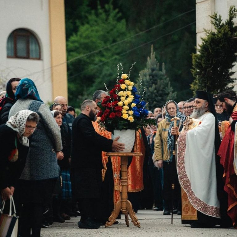 La Mănăstirea Nechit, o zi cu dublă semnificație. Onomastica starețului Zenovie și hramul lăcașului din Neamț O ceremonie religioasă cu preoți și enoriași lângă trofeul de flori.