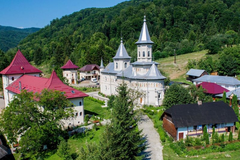 La Mănăstirea Nechit, o zi cu dublă semnificație. Onomastica starețului Zenovie și hramul lăcașului din Neamț 1 La Mănăstirea Nechit, o zi cu dublă semnificație. Onomastica starețului Zenovie și hramul lăcașului din Neamț
