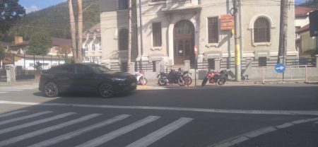 La școală cu motocicleta: noul obicei al liceenilor din Piatra-Neamț