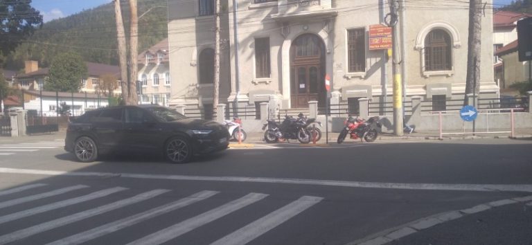 La școală cu motocicleta: noul obicei al liceenilor din Piatra-Neamț La școală cu motocicleta: noul obicei al liceenilor din Piatra-Neamț
