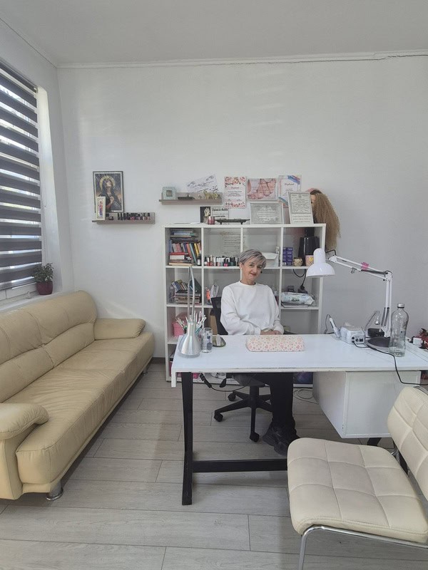 De la salonul de înfrumusețare la „Căsuța de sub deal”: povestea familiei Calistru, care construiește cu suflet la Târgu-Neamț și în Lunca