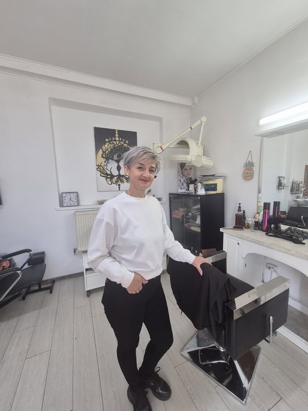 De la salonul de înfrumusețare la „Căsuța de sub deal”: povestea familiei Calistru, care construiește cu suflet la Târgu-Neamț și în Lunca