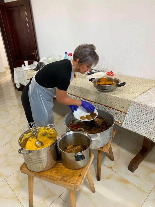 De la salonul de înfrumusețare la „Căsuța de sub deal”: povestea familiei Calistru, care construiește cu suflet la Târgu-Neamț și în Lunca