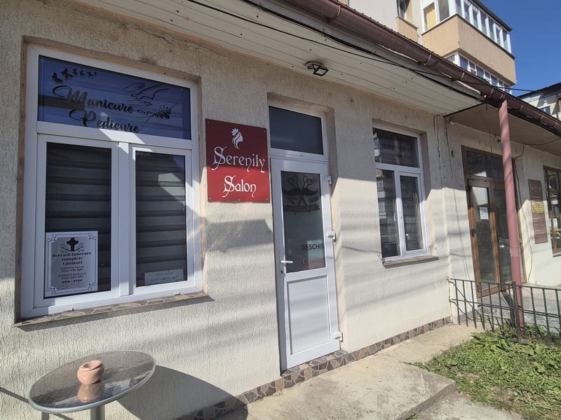 De la salonul de înfrumusețare la „Căsuța de sub deal”: povestea familiei Calistru, care construiește cu suflet la Târgu-Neamț și în Lunca
