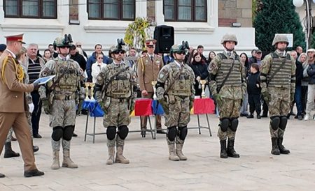 Militari avansați în grad și premiați de Ziua Armatei, la Piatra Neamț Militari în societate civilizată, în uniformă de ceremonie, în fața publicului.