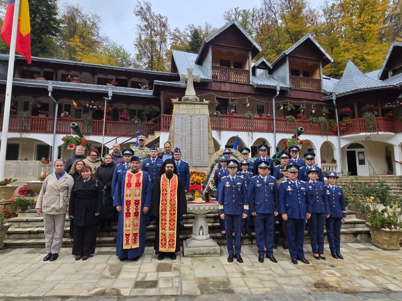 Militari de la Baza 95 Aeriană, lecție de istorie la Mănăstirea Eroilor din Neamț, pe locul unei sângeroase bătălii