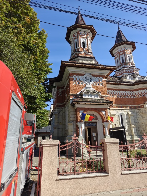 Piatra Neamț. O bucată de tablă din acoperișul proaspăt renovat al bisericii „Adormirea Maicii Domnului” s-a desprins Piatra Neamț. O bucată de tablă din acoperișul proaspăt renovat al bisericii "Adormirea Maicii Domnului” s-a desprins