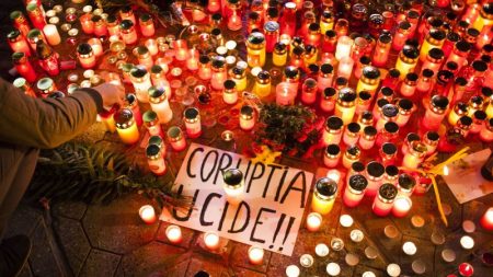 Vernisuri de lumânări aprinse în memoria victimelor Colectiv.