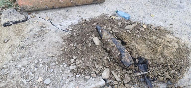 Bombă de aruncător din Al Doilea Război Mondial, descoperită pe strada Dragoș Vodă din Piatra-Neamț