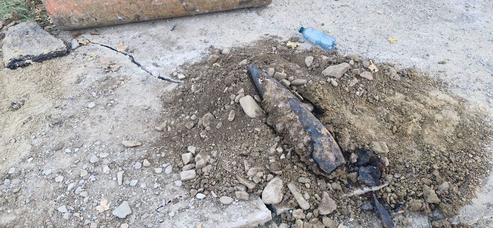 Bombă de aruncător din Al Doilea Război Mondial, descoperită pe strada Dragoș Vodă din Piatra-Neamț Bombă de aruncător din Al Doilea Război Mondial, descoperită pe strada Dragoș Vodă din Piatra-Neamț