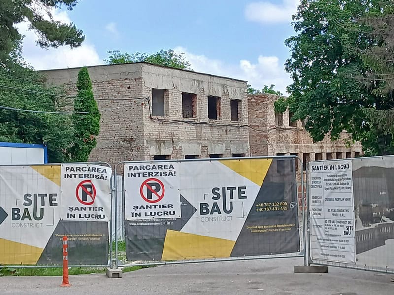 Oncologia Spitalului Neamț - au început lucrările. „Cei care au avut cel mai mult de suferit au fost pacienții” 4 Șantier în curtea Spitalului Neamț vizibil cu panouri și bariere.