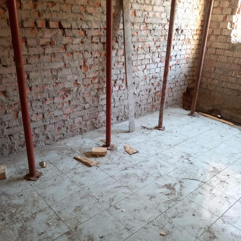 Oncologia Spitalului Neamț - au început lucrările. „Cei care au avut cel mai mult de suferit au fost pacienții” 5 Interior în construcție cu fotografii din ziduri și țevi metalice galbene.