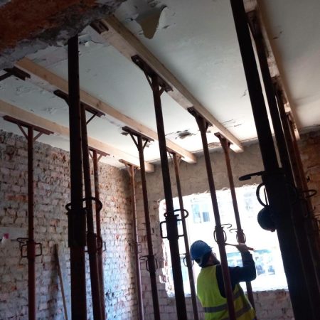 Imagini lucrări construcții în interiorul unității medicale cu bare de susținere.
