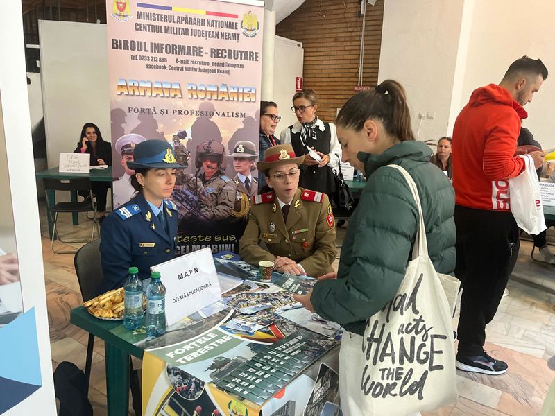 Peste 900 de persoane au participat la Bursa Locurilor de Muncă din Neamț