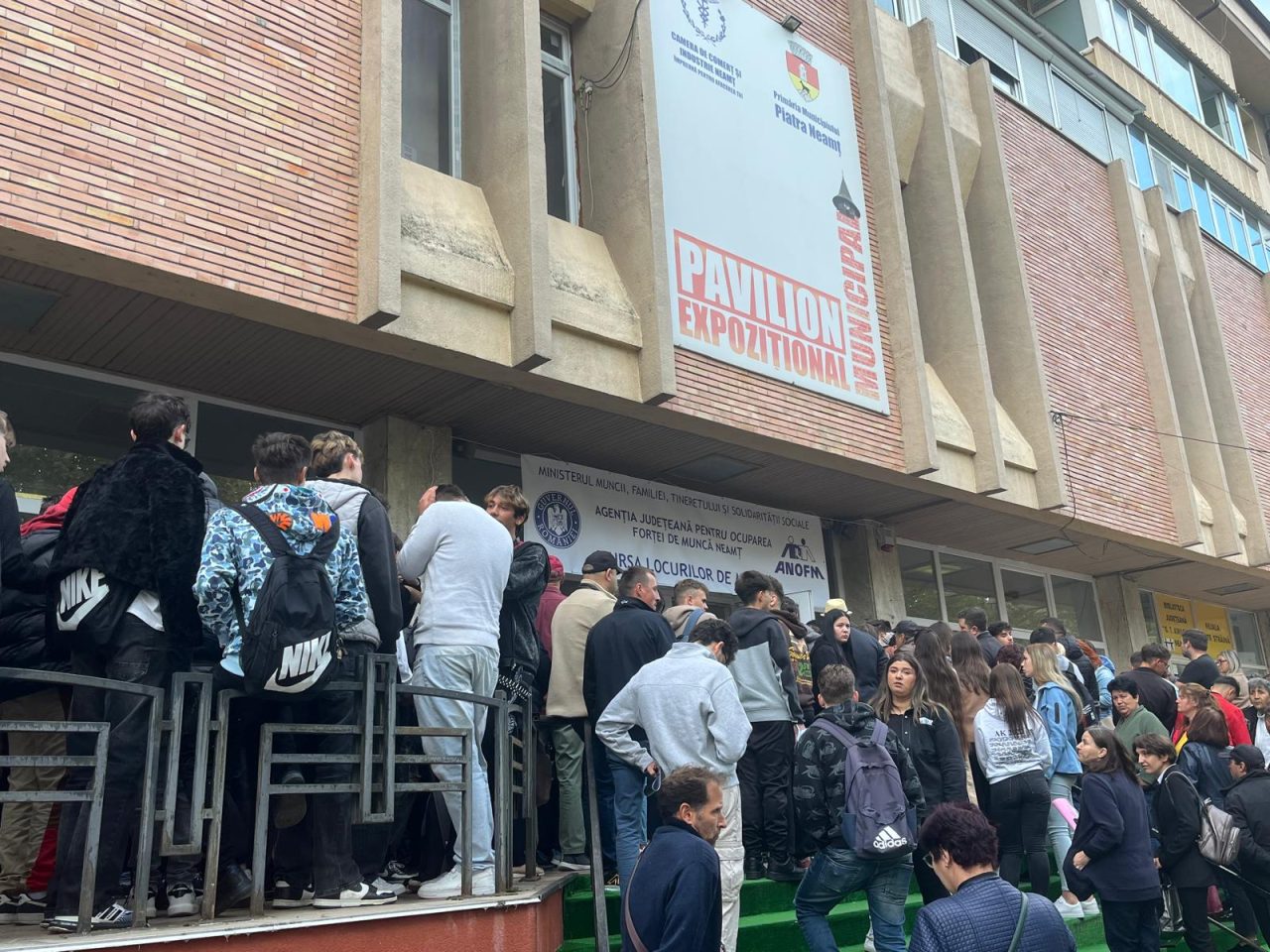 Peste 900 de persoane au participat la Bursa Locurilor de Muncă din Neamț