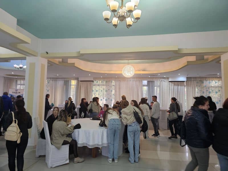 Peste 900 de persoane au participat la Bursa Locurilor de Muncă din Neamț