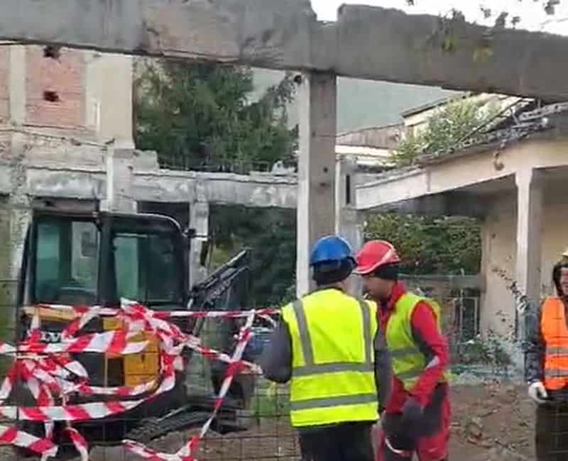 Piatra-Neamț. O nouă tentativă de demolare a centralei în ruină de la Alimentara 28