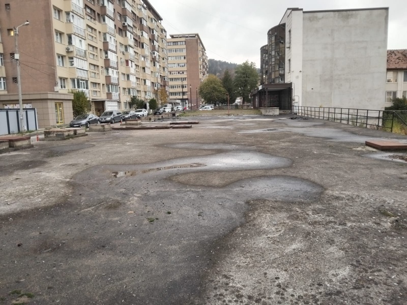 FOTO. Primăria Piatra-Neamț joacă din nou pe piața imobiliară: cumpără de la RIFIL un sediu și o parcare cu peste 1,1 milioane de euro