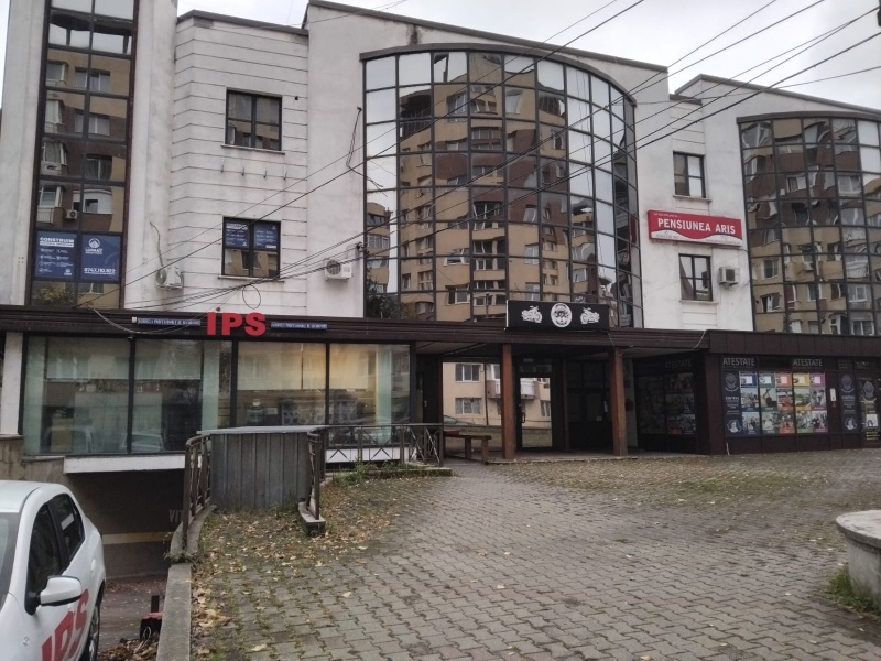 FOTO. Primăria Piatra-Neamț joacă din nou pe piața imobiliară: cumpără de la RIFIL un sediu și o parcare cu peste 1,1 milioane de euro