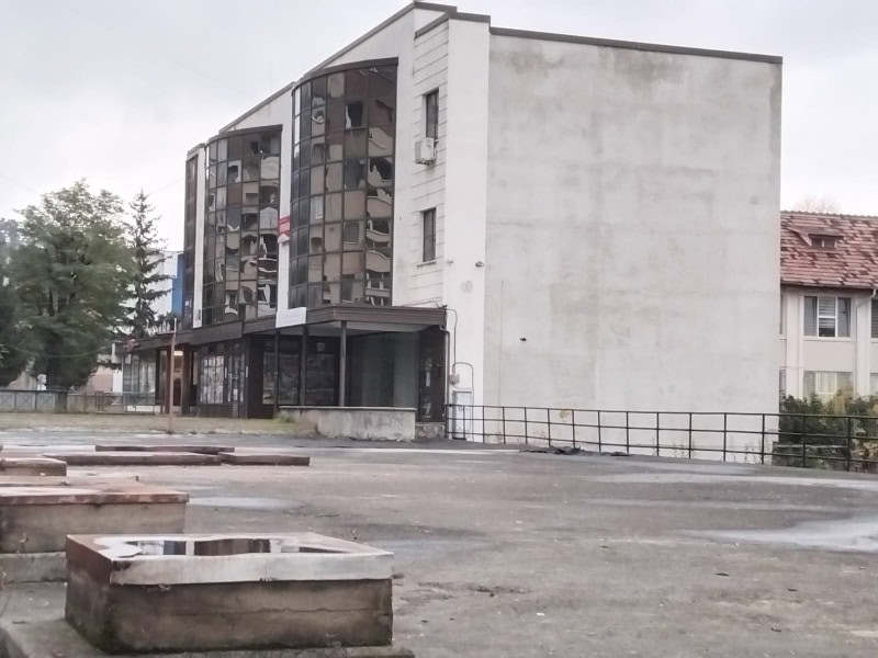 FOTO. Primăria Piatra-Neamț joacă din nou pe piața imobiliară: cumpără de la RIFIL un sediu și o parcare cu peste 1,1 milioane de euro