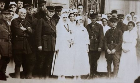 Portret de familie regală și oficiali în secolul trecut în România.