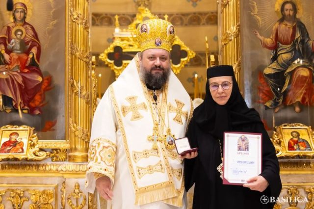 Stareța Mănăstirii Văratec, premiată la București de Patriarhul Daniel Stareța Mănăstirii Văratec, premiată la București de Patriarhul Daniel