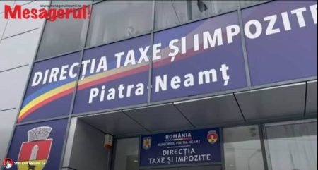 Fațadă clădire Direcția Taxe și Impozite Piatra Neamț cu sigle și text.