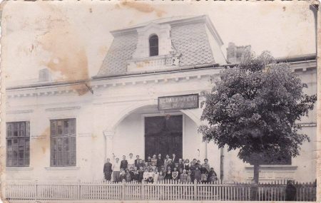 CRONICA EDUCAȚIEI NEMȚENE Școala israelito-română „Arnold şi Charlotte Wainrach” din Târgu-Neamț CRONICA EDUCAȚIEI NEMȚENE Școala israelito-română „Arnold şi Charlotte Wainrach” din Târgu-Neamț