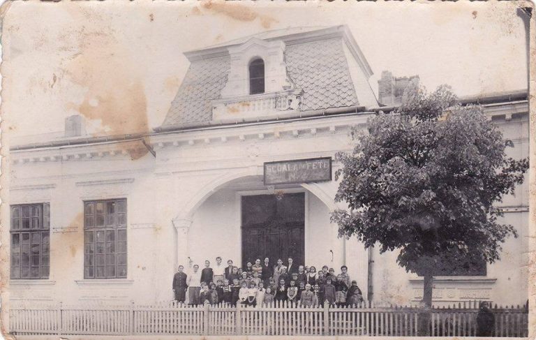 CRONICA EDUCAȚIEI NEMȚENE Școala israelito-română „Arnold şi Charlotte Wainrach” din Târgu-Neamț