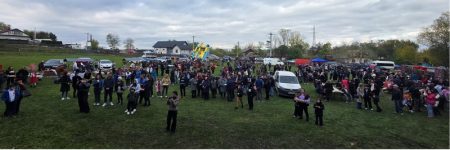 O mulțime de oameni la sărbătoare în Tupilați, eveniment cu tarabe și activități pentru comunitate.