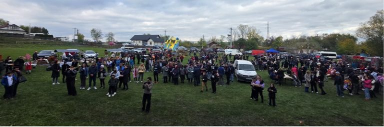 O mulțime de oameni la sărbătoare în Tupilați, eveniment cu tarabe și activități pentru comunitate.