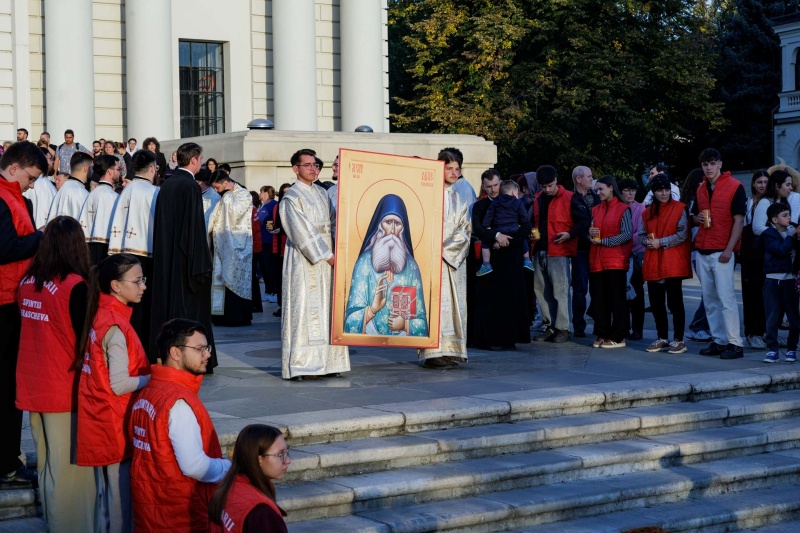 Video- Foto. Moaștele Sf. Paisie de la Sihăstria au ajuns la Catedrala Mitropolitană din Iași 10 Video- Foto. Moaștele Sf. Paisie de la Sihăstria au ajuns la Catedrala Mitropolitană din Iași