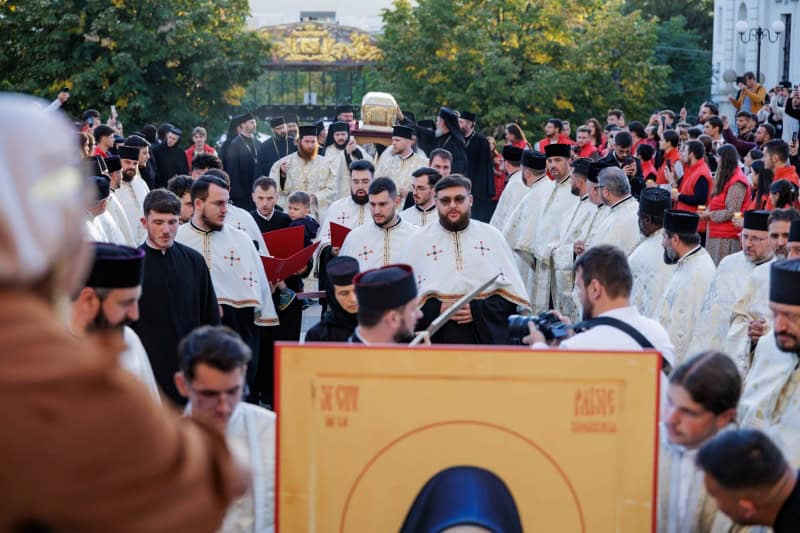 Video- Foto. Moaștele Sf. Paisie de la Sihăstria au ajuns la Catedrala Mitropolitană din Iași 7 Video- Foto. Moaștele Sf. Paisie de la Sihăstria au ajuns la Catedrala Mitropolitană din Iași