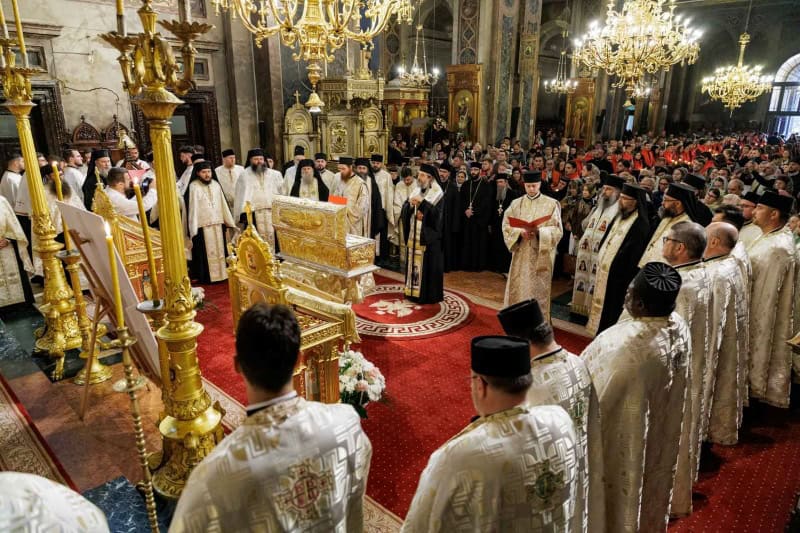 Video- Foto. Moaștele Sf. Paisie de la Sihăstria au ajuns la Catedrala Mitropolitană din Iași 5 Video- Foto. Moaștele Sf. Paisie de la Sihăstria au ajuns la Catedrala Mitropolitană din Iași
