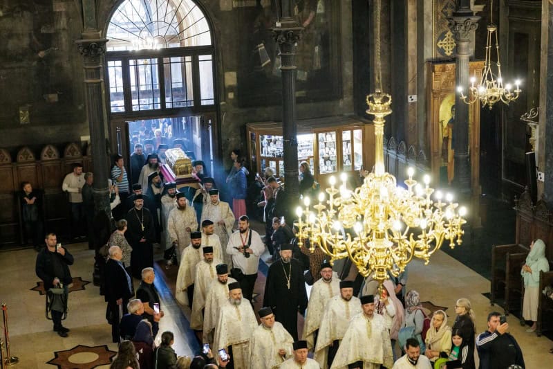 Video- Foto. Moaștele Sf. Paisie de la Sihăstria au ajuns la Catedrala Mitropolitană din Iași 3 Video- Foto. Moaștele Sf. Paisie de la Sihăstria au ajuns la Catedrala Mitropolitană din Iași
