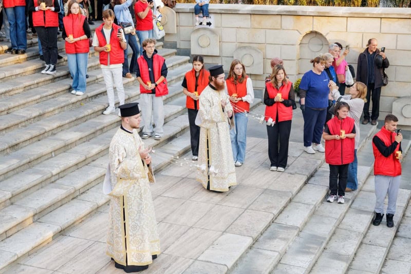 Video- Foto. Moaștele Sf. Paisie de la Sihăstria au ajuns la Catedrala Mitropolitană din Iași 2 Video- Foto. Moaștele Sf. Paisie de la Sihăstria au ajuns la Catedrala Mitropolitană din Iași