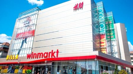 Piatra Neamț. Centrul comercial Winmarkt „Petrodava” are un nou proprietar Vedere exterior centru comercial Winmarkt Petrodava în Piatră Neamț.