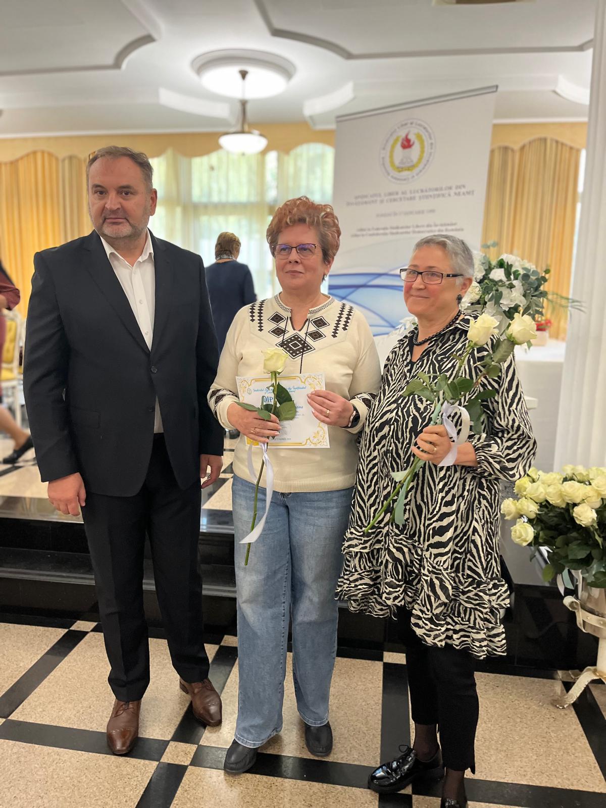 Zeci de profesori din Neamț, premiați la pensionare de Sindicat de Ziua Educației