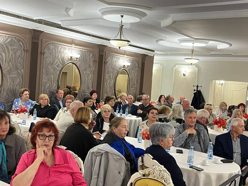 Zeci de profesori din Neamț, premiați la pensionare de Sindicat de Ziua Educației