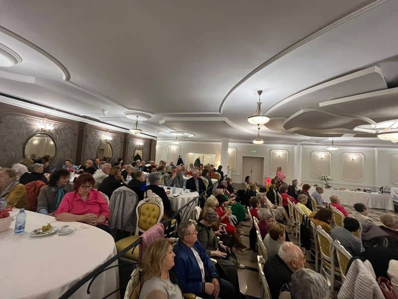 Zeci de profesori din Neamț, premiați la pensionare de Sindicat de Ziua Educației