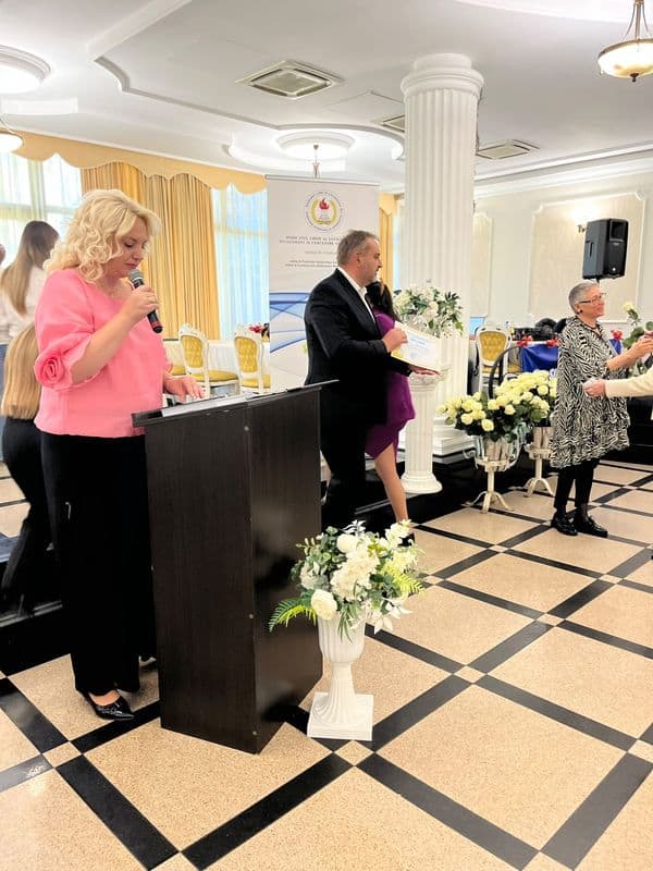 Zeci de profesori din Neamț, premiați la pensionare de Sindicat de Ziua Educației